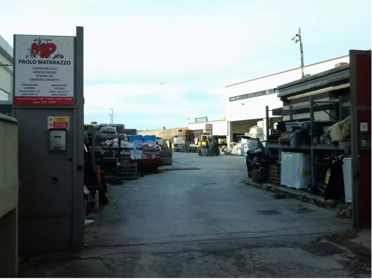 magazzino edile a Livorno